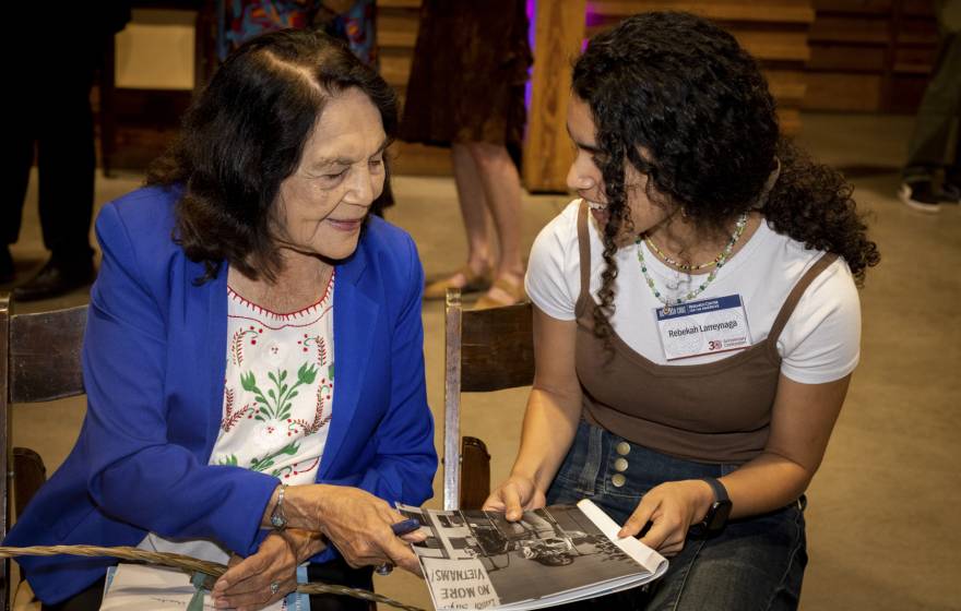 Dolores Huerta talks with a UC Santa Cruz student